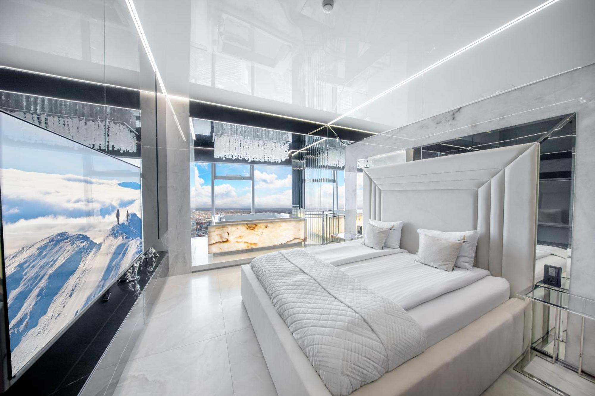 Apartamenty Sky Tower Z Jakuzzi Przy Oknie Wroclaw Luaran gambar