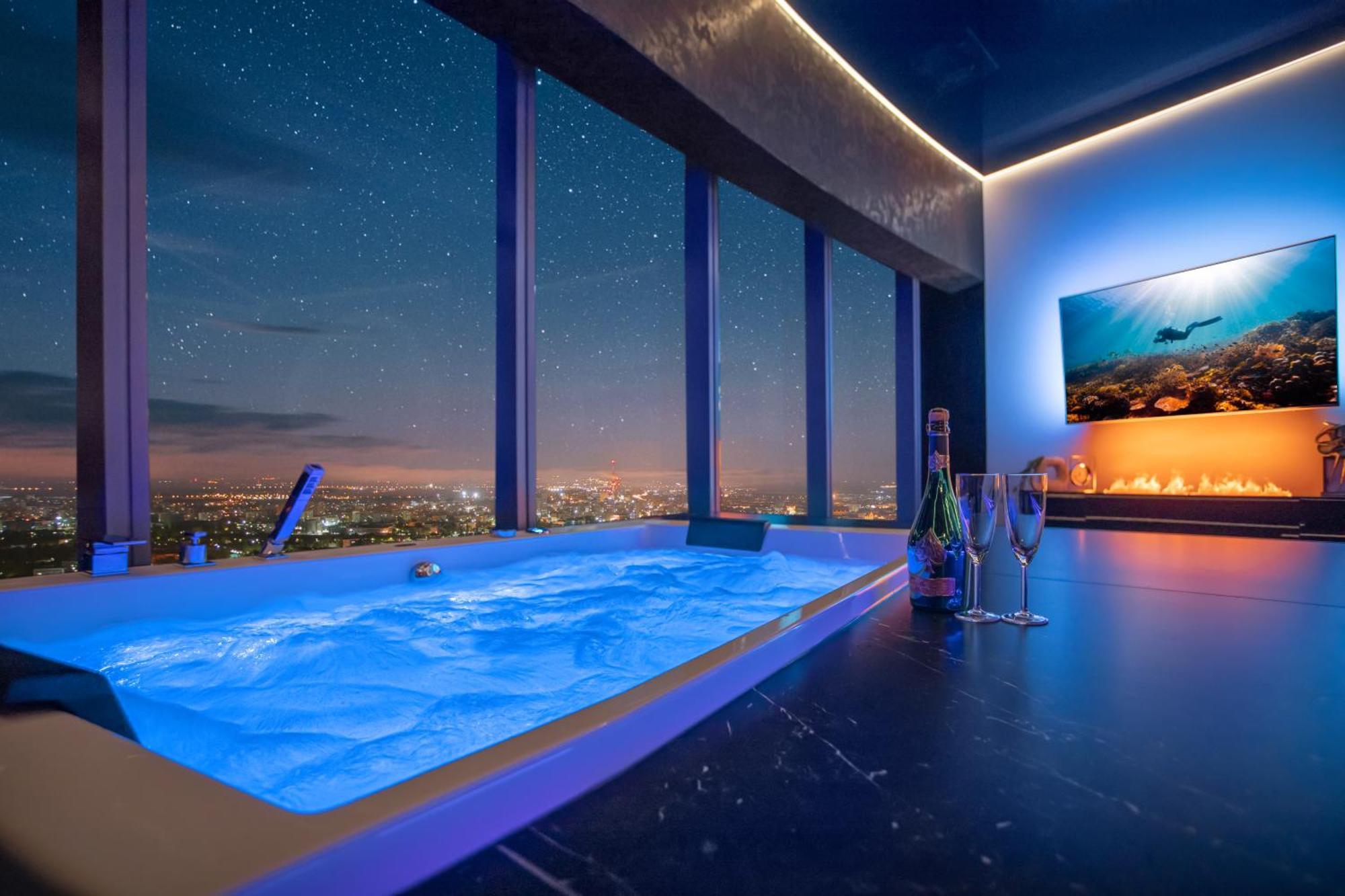 Apartamenty Sky Tower Z Jakuzzi Przy Oknie Wroclaw Luaran gambar