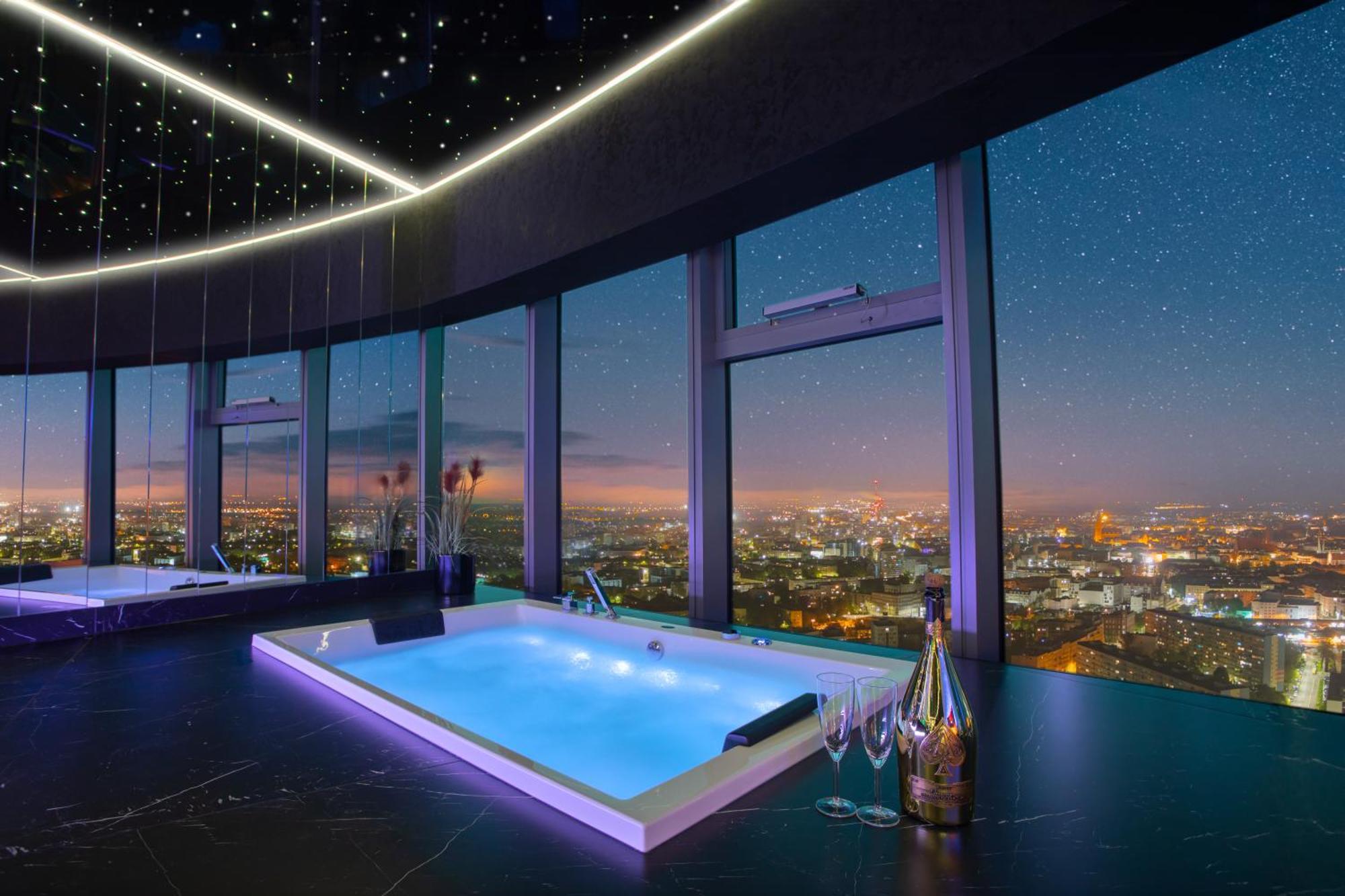 Apartamenty Sky Tower Z Jakuzzi Przy Oknie Wroclaw Bilik gambar
