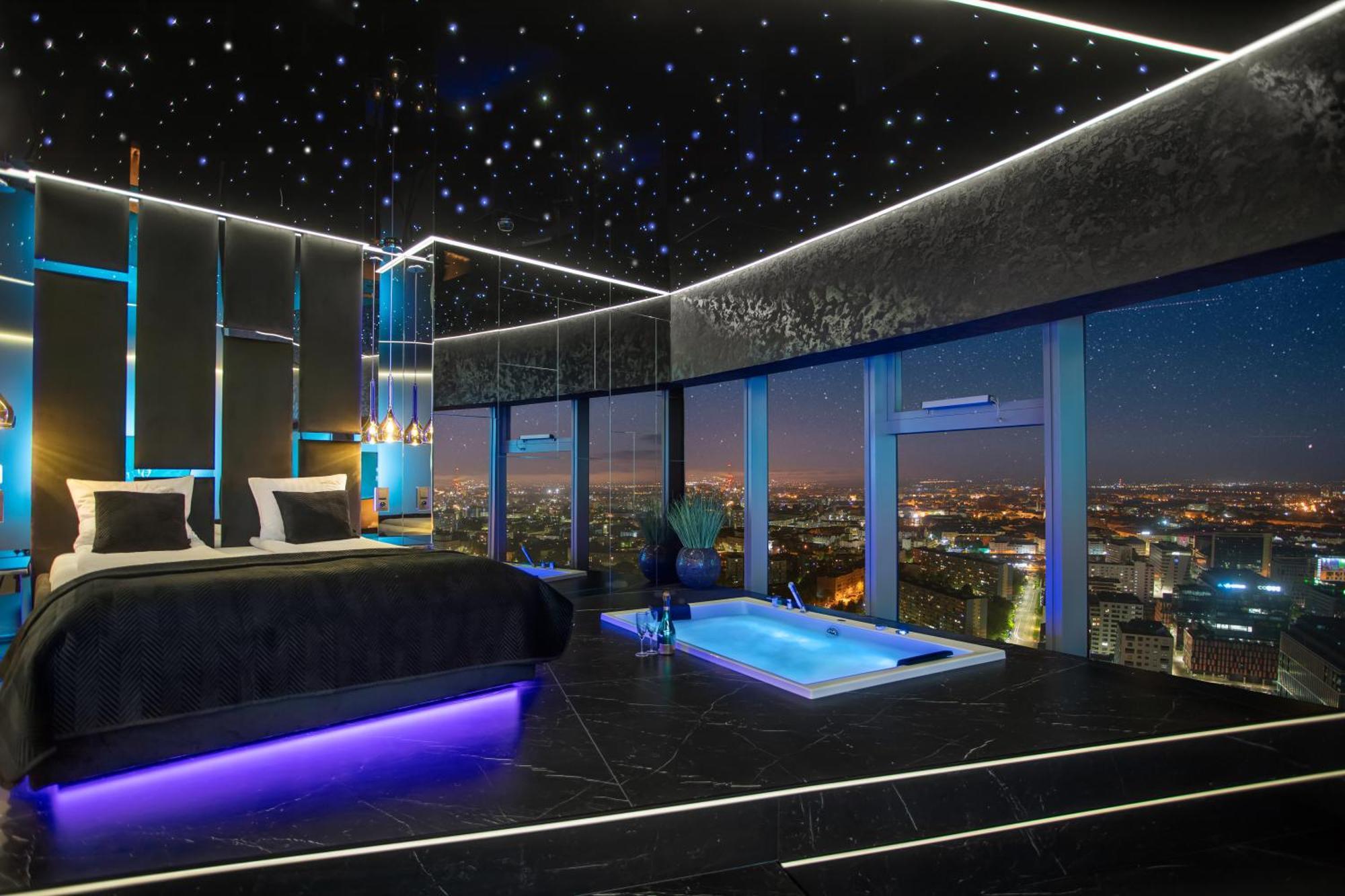 Apartamenty Sky Tower Z Jakuzzi Przy Oknie Wroclaw Luaran gambar
